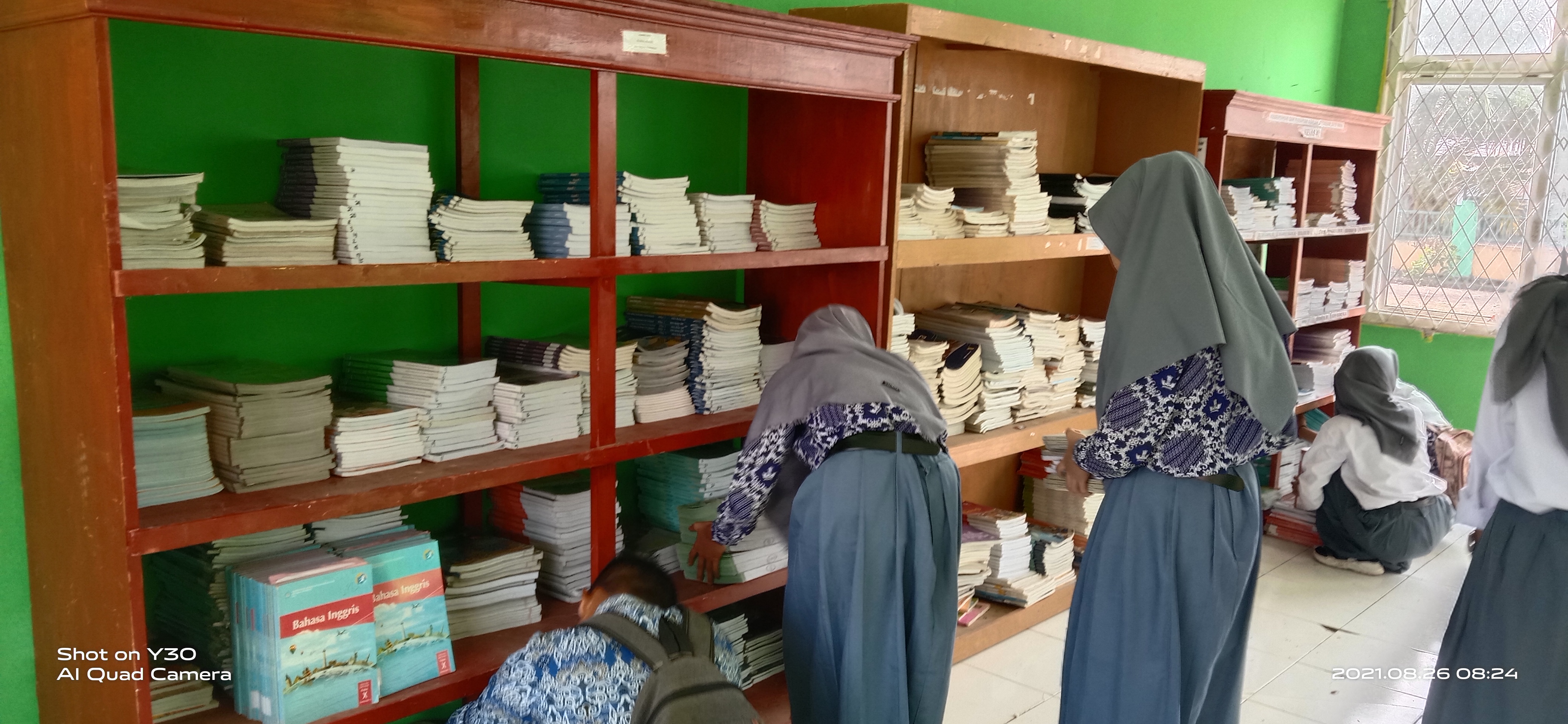 di pagi yang cerah dan penuh semangat, anggota osis merapikan perpustakaan sekolah dengan tujuan agar siswa lainya nyaman ketika berada diruangan perpustakaan dan diharapkan ini menjadai awal yang baik agar siswa itu semangat dalam belajar yang akan berdampak besar pada siswa itu sendiri